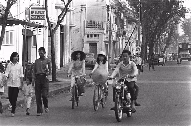 Nhà báo kiêm nhiếp ảnh gia người Pháp François Sully đã ở Việt Nam những năm 1960. Trong thời gian ở đây, ông thực hiện một loạt ảnh ghi lại cuộc sống của người dân ở miền Nam Việt Nam. Ảnh chụp tại đường Hồ Văn Ngà (nay là đường Lê Thị Hồng Gấm), Sài Gòn năm 1967.