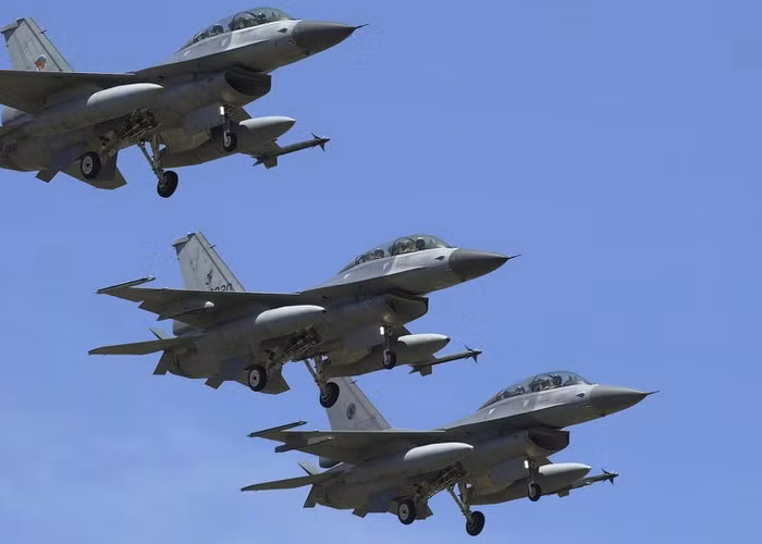 F-16V vẫn có thể mang được các loại vũ khí như các phiên bản tiền nhiệm, ngoài ra nó còn có thể trang bị những vũ khí chính xác công nghệ cao giống như các máy bay thế hệ thứ 5.