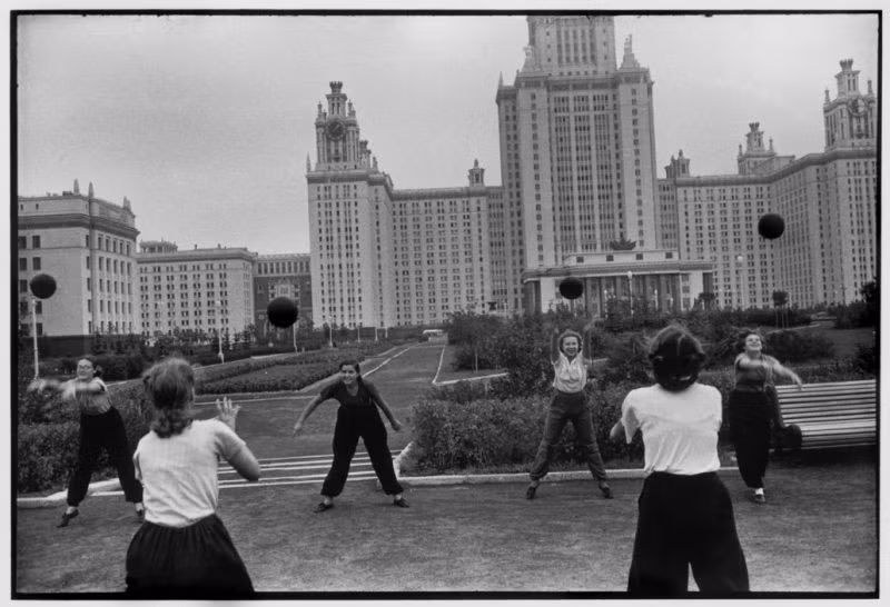 Các nữ sinh tập bóng chuyền ở phía tòa nhà chính của trường Đại học Tổng hợp Moscow. Ảnh OLP