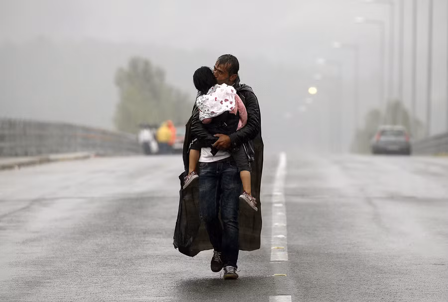 Một nụ hôn của người cha dành cho con gái. Họ là những người tị nạn Syria cuối cùng đã may mắn vượt qua được biên giới Hy Lạp.
