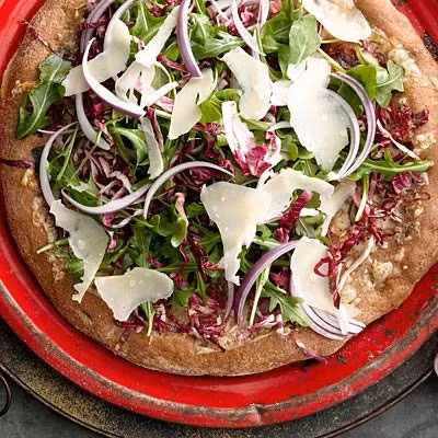 Pizza bắp cải tím và rau xà lách. Loại pizza không béo này chỉ chứa có hơn 200 calo,