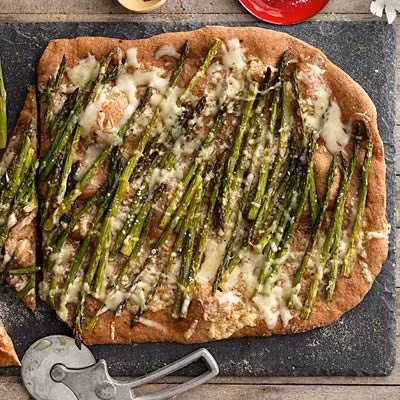 Pizza măng tây và kem bơ. Không những không chứa chất béo mà măng tây còn được coi là một chất kháng sinh tự nhiên phòng giúp phòng bệnh.