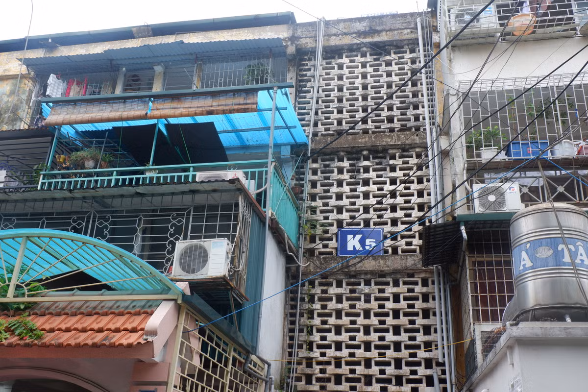 Những "chuồng cọp" được cơi nới thêm tăng thêm diện tích sinh hoạt: phơi quần áo, đặt máy giặt, bếp lò hoặc làm nhà kho, thậm chí còn để ngủ