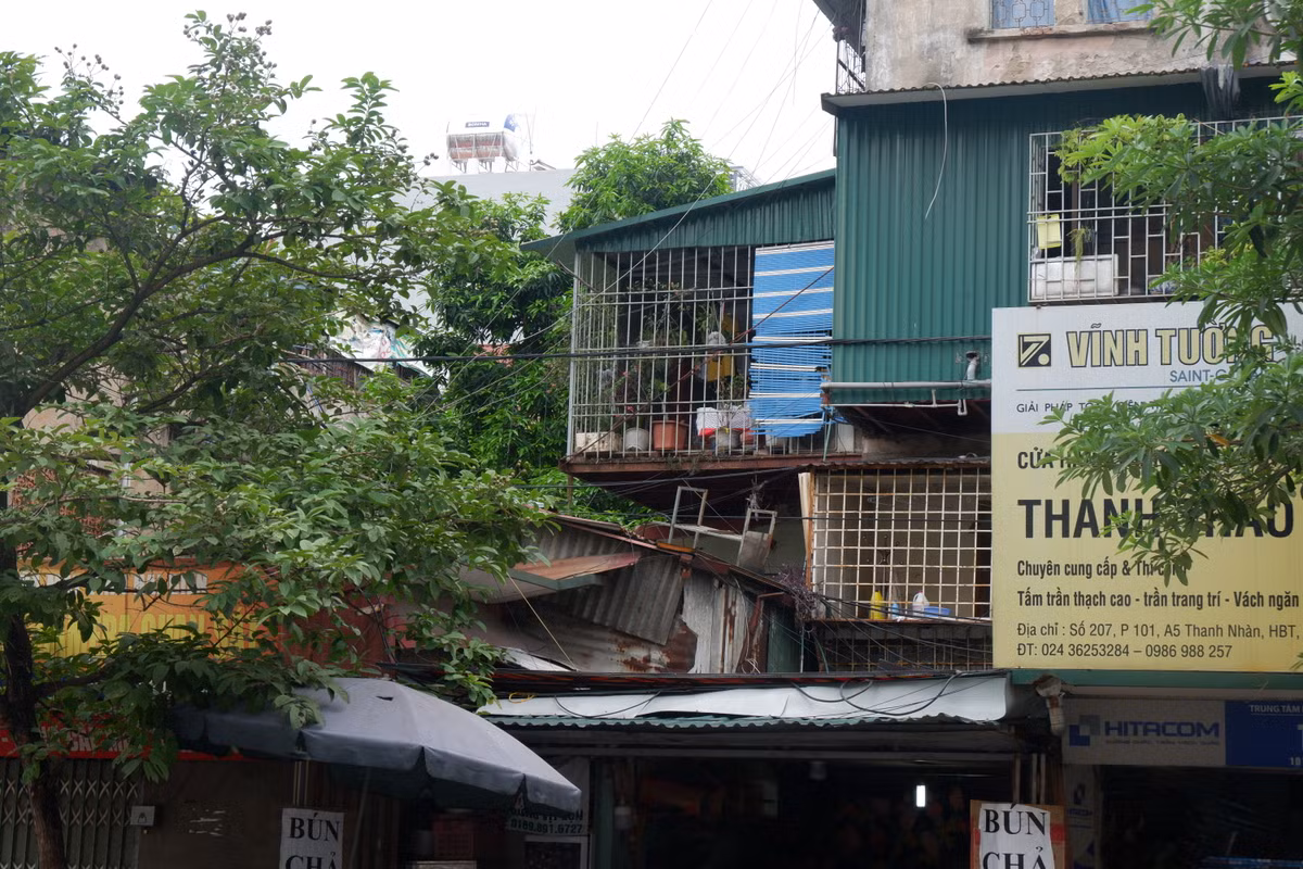 Chuồng cọp xây nằm "bơ vơ" mà không có bệ đỡ ở dưới.