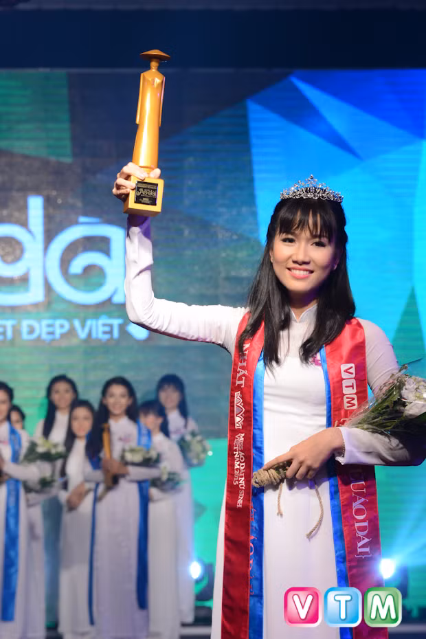 Sau một chặng đường dài, đêm chung kết Miss Áo dài Nữ sinh Việt nam 2015 đã diễn ra hôm 30/7 vừa qua và lộ diện cô gái dành ngôi vị cao nhất. Trở thành Hoa khôi tại cuộc thi này là Phạm Ngọc Phương Anh, nữ sinh Lê Hồng Phong xinh đẹp và có màn ứng xử ấn tượng.