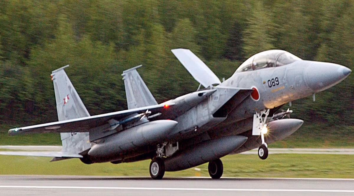 "Xét về tổng thể các phẩm chất, hiện tại chỉ có Su-35S là tạm đủ khả năng đối đầu trực diện với những tiêm kích F-15J cũng như F-2 nâng cấp mang radar AESA tối tân của Nhật Bản".