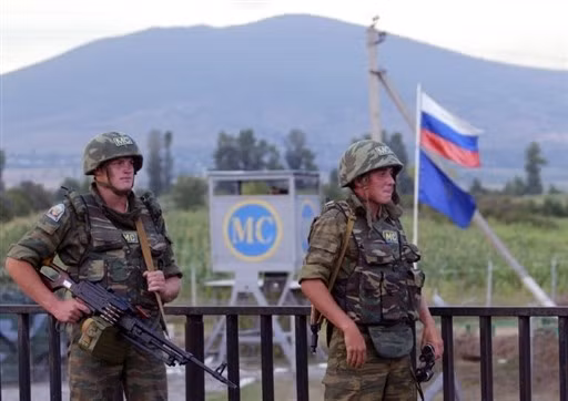 Xung đột giữa các cộng đồng ở Karabakh vốn có nguồn gốc lịch sử và văn hóa lâu đời, đã đạt đến một mức độ gay gắt mới trong những năm Perestroika thời Liên Xô, trên nền tảng của sự gia tăng mạnh mẽ các phong trào quốc gia ở Armenia và Azerbaijan.