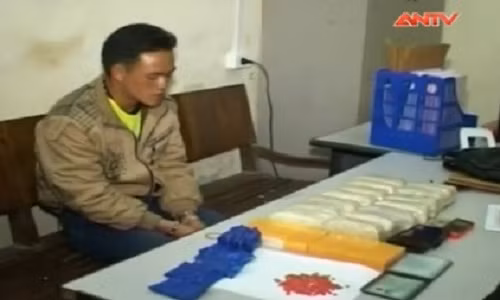 9X van chuyen 2 banh heroin va 30.000 vien ma tuy