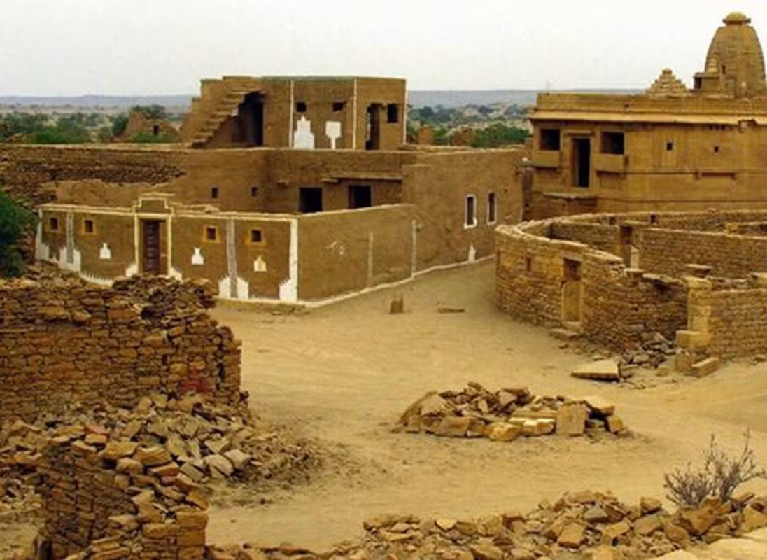 Cách đây khoảng 200 năm, ngôi làng Kuldhara ở Ấn Độ đột nhiên vắng bóng con người chỉ sau một đêm. Trước đó, ngôi làng này từng vô cùng nhộn nhịp khi là nơi sinh sống của khoảng 1.500 người.