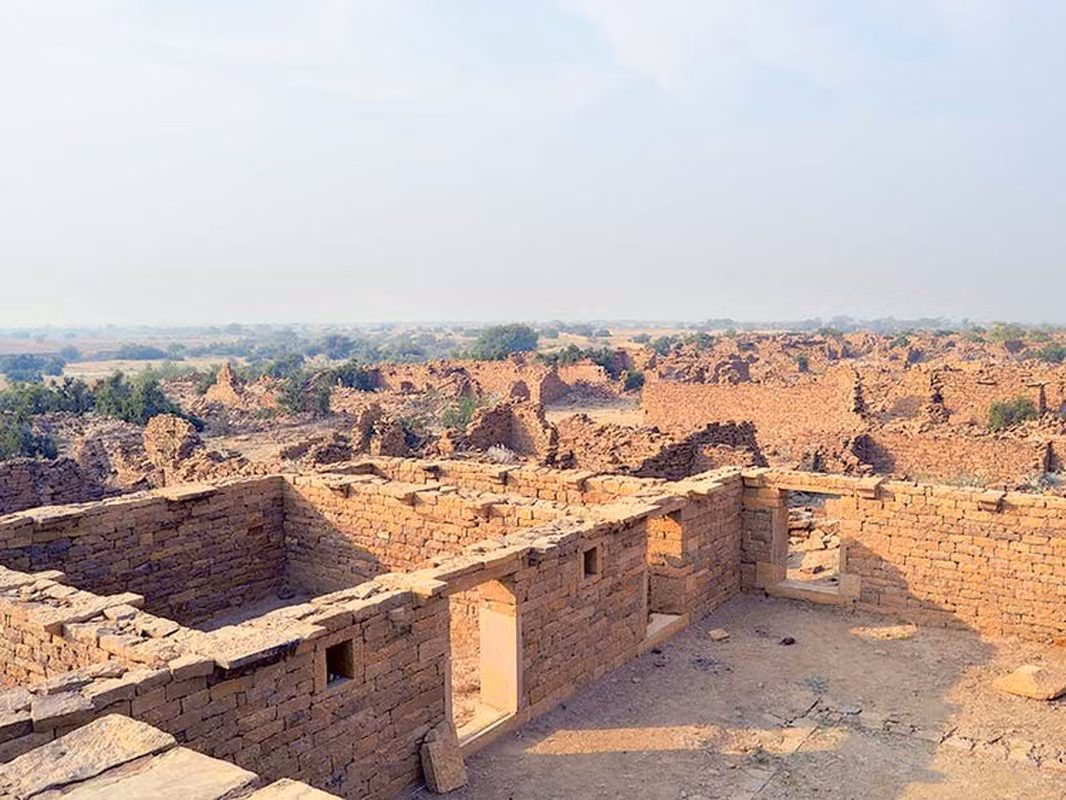 Trong một lần ghé thăm làng Kuldhara, Salim "trúng tiếng sét" ái tình với một thiếu nữ xinh đẹp. Salim muốn cưới nàng làm vợ nhưng không được gia đình cô đồng ý.
