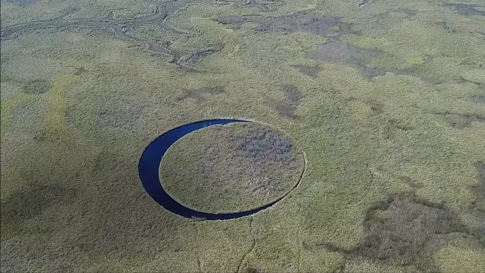 El Ojo là hòn đảo nổi bí ẩn, không có người ở nằm tại vùng châu thổ nhiều đầm lầy Paraná của Argentina. Tên gọi của hòn đảo có nghĩa là "Con mắt", bắt nguồn từ hình dạng tròn hoàn hảo trông giống nhãn cầu khi nhìn từ trên cao. Theo đó, hòn đảo "con mắt" này đã thu hút sự chú ý của giới chuyên gia cũng như công chúng. Ảnh: CC BY 4.0.