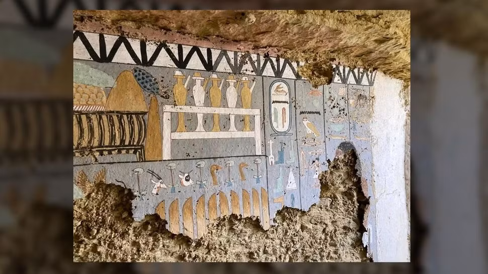 Nhà khảo cổ học Hawass và cũng là trưởng nhóm khai quật thông tin ngôi mộ chứa xác ướp trên được tìm thấy ở phần dưới cùng của một đường hầm dài 15m trong nhóm lăng mộ của triều đại thứ 5 hoặc thứ 6. Ảnh: Egyptian Ministry of Tourism &amp; Antiquities.
