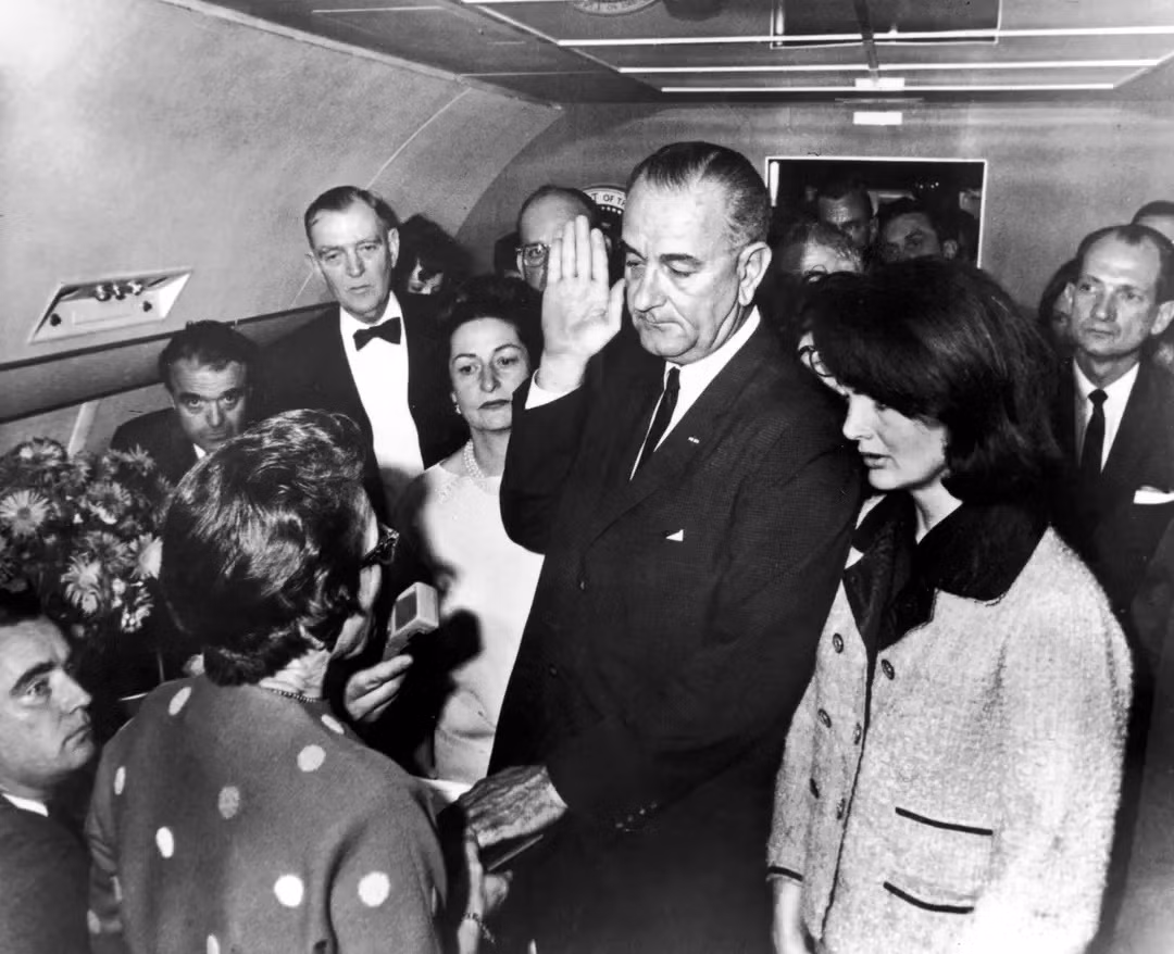 Một tuần sau vụ ám sát, Tổng thống kế nhiệm Lyndon B.Johnson (trong ảnh) ký một sắc lệnh hành pháp thành lập Ủy ban Warren do Chánh án Tòa án Tối cao Mỹ Earl Warren đứng đầu để điều tra cái chết của Tổng thống Kennedy. Ảnh: LIFE/Getty Images.