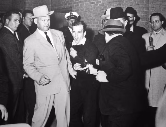 Khi điều tra Oswald, cảnh sát phát hiện Tổng thống Kennedy không phải mục tiêu ám sát đầu tiên của gã. Vào ngày 10/4/1963, gã đã ám sát cựu tướng quân đội Edwin Walker sau khi theo dõi mục tiêu trong nhiều tuần. Ảnh: DALLAS TIMES HERALD.