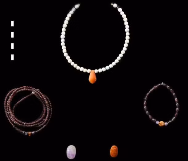 Theo các chuyên gia, bên trong các ngôi mộ chứa lượng lớn đồ tùy táng cho thấy những người được chôn cất tại đó thuộc tầng lớp giàu có và có thể có địa vị cao trong xã hội.