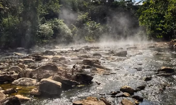 Nằm ở Peru, dòng sông nước sôi Shanay-timpishka (hay còn gọi La Bomba) được cộng đồng người bản xứ Amazon biết tới suốt nhiều thế kỷ. Tuy nhiên, sự tồn tại của dòng sông "tử thần" này từng bị nhiều người hoài nghi, bao gồm cả một số học giả, nhà chức trách và cả ngành công nghiệp nhiên liệu hóa thạch. Ảnh: MudaCom/Shutterstock.com.