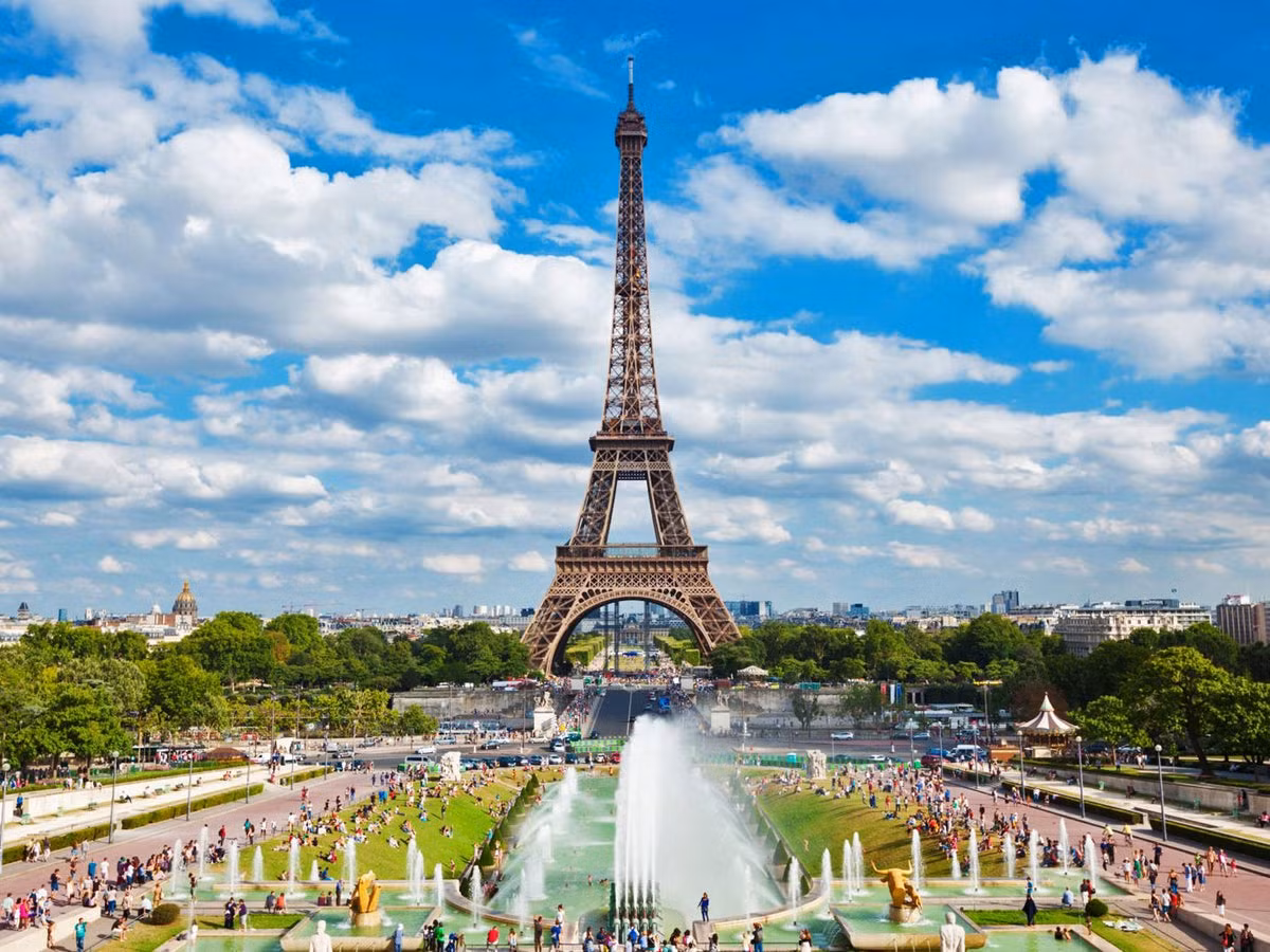  Tháp Eiffel cao 324m là địa điểm du lịch nổi tiếng ở thủ đô Paris, Pháp. Công trình kiến trúc bằng thép này do kiến trúc sư Gustave Eiffel thiết kế.