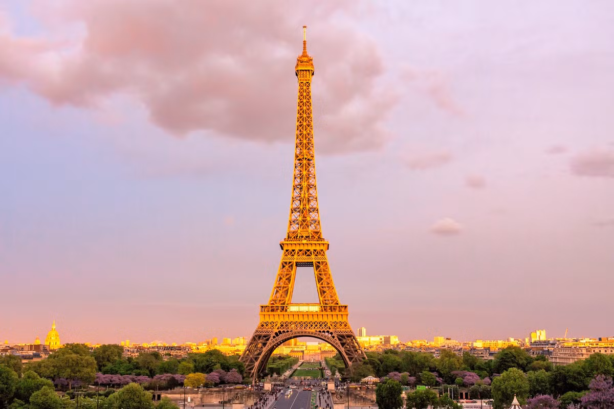 Kể từ khi tháp Eiffel được sử dụng cho các mục đích du lịch, hàng triệu lượt khách trong nước và quốc tế ghé thăm. Nơi đây trở thành một trong những điểm du lịch được nhiều người ghé thăm nhất thế giới.