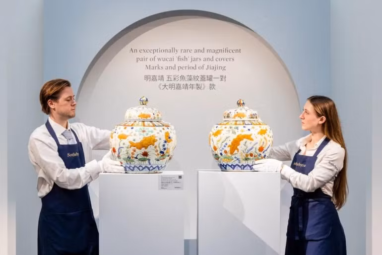 Người chủ đã mang 2 chiếc bình cổ đến nơi an toàn trước khi nhà của họ ở Wiesbaden bị phá hủy trong Chiến tranh thế giới thứ 2. Ảnh: Tristan Fewings/Getty Images.