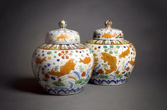 Hãng đấu giá Sotheby's đã tổ chức một buổi đấu giá ở London thu hút sự quan tâm của công chúng. Trong buổi đấu giá này, cặp bình cổ thời nhà Minh có họa tiết cá chép đã được bán với mức giá 12,5 triệu USD. Ảnh: Sotheby's.