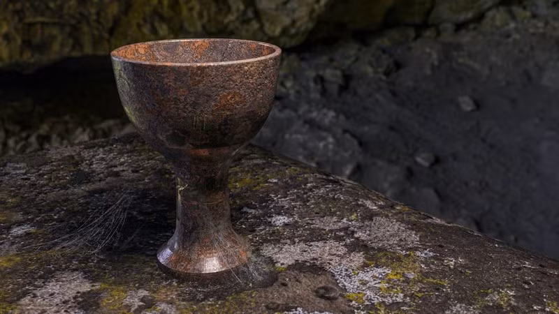  Chén Thánh (Holy Grail) là một trong những báu vật trong truyền thuyết được nhiều người biết đến. Nó xuất hiện trong Bữa Tiệc Ly - nơi chúa Jesus sử dụng để uống rượu.