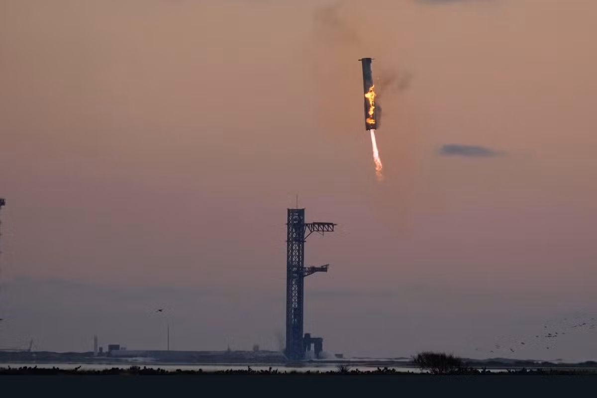 Trong những chuyến bay thử nghiệm trước đó, tầng trên Starship hạ cánh vào ban đêm nên những cảnh quay sẽ mang đến nhiều thông tin giá trị hơn để đội ngũ kỹ sư của SpaceX nghiên cứu. Ảnh: SpaceX.