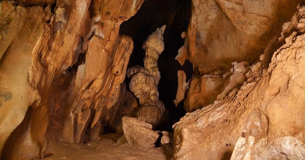 Các nhà khảo cổ đã tìm thấy những bộ hài cốt "phát sáng" tại hang Talgua ở Thung lũng Olancho, Honduras. Họ đã thực hiện nghiên cứu nhằm giải mã bí ẩn này.