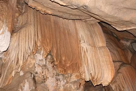 Sở dĩ các chuyên gia đưa ra nhận định này là vì hàng chục hiện vật gồm các chiếc bát gốm, bình cổ... được tìm thấy ở hang Talgua không có đặc điểm nào giống với những thứ của người Maya đã được tìm thấy.