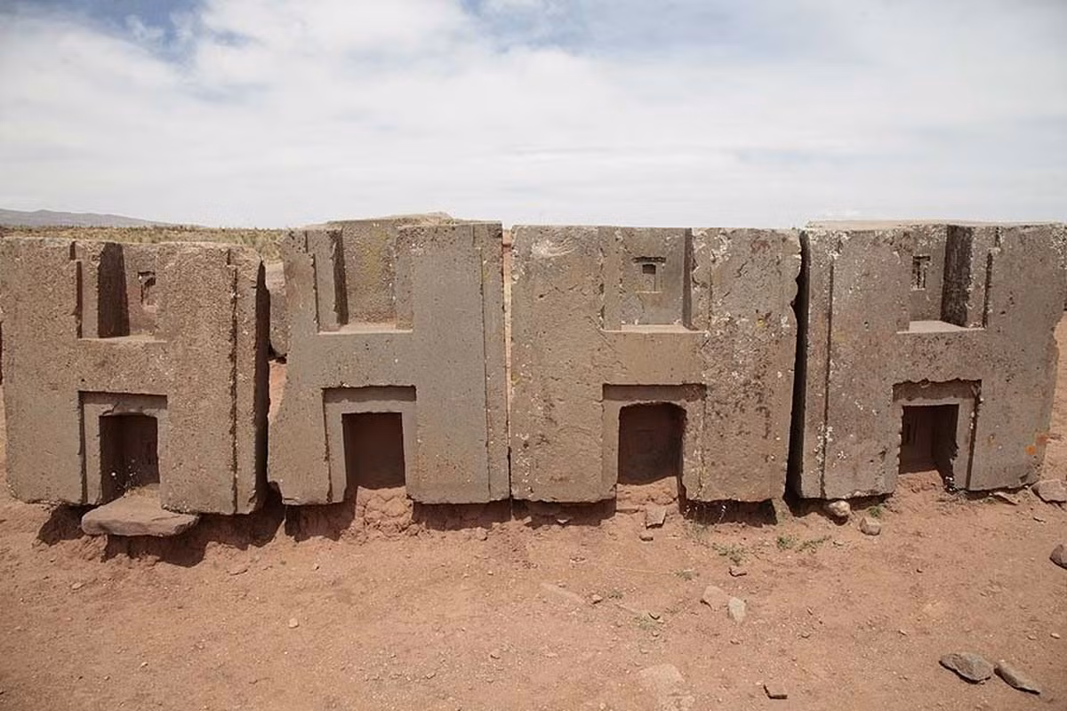 Puma Punku ở Bolivia cũng được cho là có liên quan đến người ngoài hành tinh. Theo các chuyên gia, công trình này là một phần của ngôi đền lớn ở Tiwanaku. Theo truyền thuyết của người Inca, đây là nơi thế giới được tạo ra.