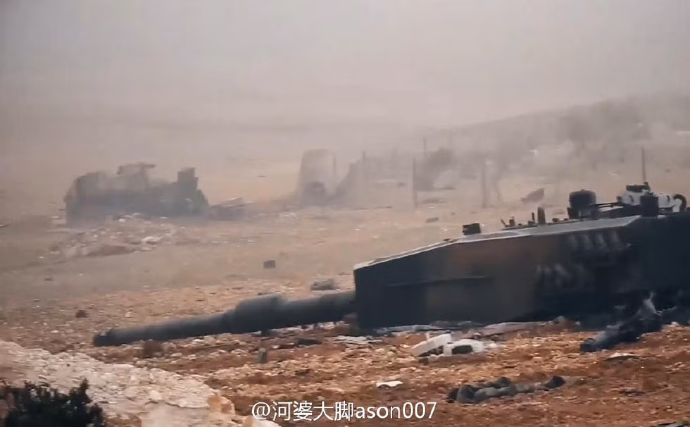 Trong ảnh, tháp pháo của một chiếc Leopard 2A4 bắn ra khỏi thân, nằm lăn lóc trên mặt đất. Nguồn ảnh: Sina