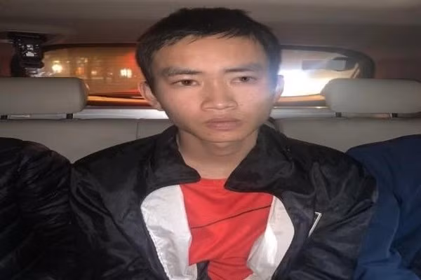  Nam thanh niên cầm dao chặn đường cướp tài sản: Ngày 8/11, Công an TP. Hà Nội, cho biết đã ra quyết định tạm giữ hình sự đối tượng Trần Khương Duy (SN 2001, trú huyện Giao Thủy, Nam Định) về hành vi cướp tài sản. Trước đó, chiều 31/10, Công an nhận đơn trình báo của chị Nguyễn Thị H.T. (SN 1997, ở huyện Gia Lâm) về việc chị bị 1 nam thanh niên chặn đường dùng dao nhọn đe dọa, cướp tài sản. Sau đó, nam thanh niên đã lấy điện thoại di động iPhone 11 của chị T. (trị giá khoảng 8 triệu đồng) rồi điều khiển xe bỏ đi.