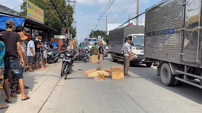  Va chạm với xe máy, nam sinh bị xe tải cán tử vong: Trưa 8/11, nam sinh khoảng 20 tuổi đi xe máy trên đường Vĩnh Lộc, đến trước số 1716 Vĩnh Lộc 9, xã Vĩnh Lộc B, huyện Bình Chánh, TP HCM thì va chạm với xe máy khác chạy cùng chiều. Cú va chạm khiến nạn nhân bị ngã xuống đường, lúc này, một xe tải đi từ phía sau không tránh kịp nên đã cán trúng khiến nạn nhân tử vong tại chỗ. Người điều khiển xe máy va chạm với nam sinh trên được cho là đã rời khỏi hiện trường sau đó.