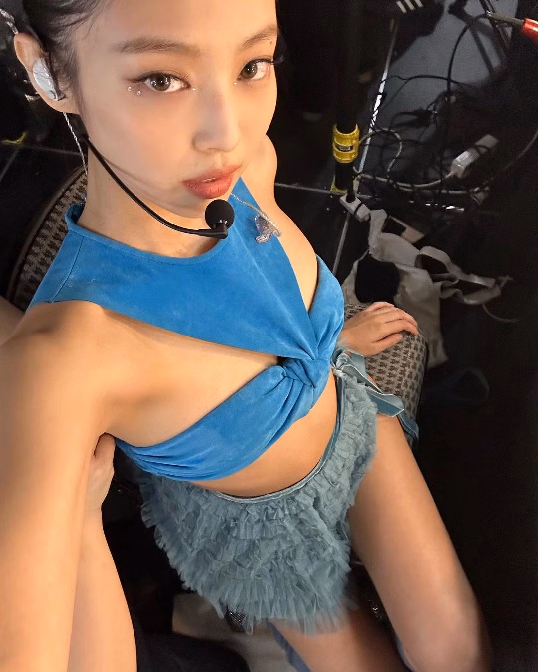 Các bức ảnh của Jennie được chụp trong buổi biểu diễn của BlackPink ở Dallas. Cô mặc áo crop top hai dây màu xanh và chiếc váy siêu ngắn.