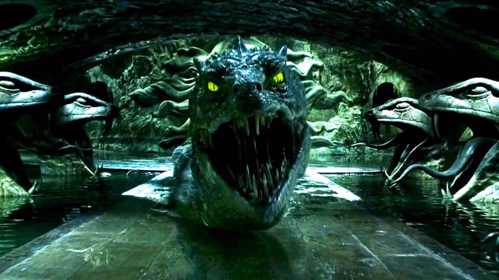 2. Basilisk: Theo truyền thuyết, Basilisk là thành quả lai tạp của một quả trứng gà được ấp bởi một con ếch. Sự kết hợp kỳ lạ ấy vô tình tạo ra một con rắn thần có cánh mang nhiều sức mạnh huyền bí. Còn trong thế giới của Harry Potter, Basilisk là vật nuôi của Salazar Slytherin, một trong 4 nhà sáng lập Hogwarts. Do bất đồng với 3 người còn lại, Slytherin đã giấu nó trong "Phòng chứa bí mật" để một ngày nào đó giết chết các phù thủy gốc Muggle. Basilisk sở hữu cặp mắt có thể giết chết người và những chiếc răng nanh có nọc độc khủng khiếp.