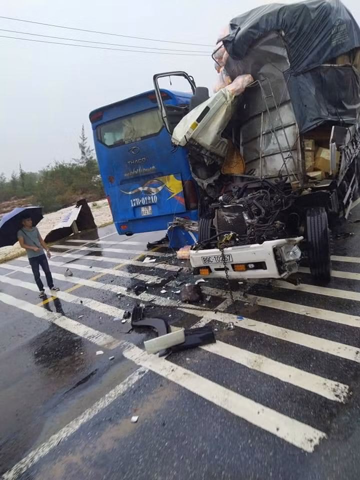 Bị va chạm, xe ô tô tải sau đó tiếp tục đâm trực diện vào xe khách giường nằm mang BKS 17B - 012.10 do tài xế Trần Thế Hanh (SN 1979,quê Thái Bình) điều khiển.