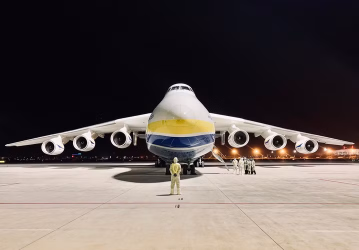 Truyền thông Trung Quốc vừa đăng tải hình ảnh về chiếc máy bay vận tải khổng lồ An-225 Mriya (Giấc mơ) của Ukraine đã hạ cánh xuống sân bay quốc tế Thiên Tân.