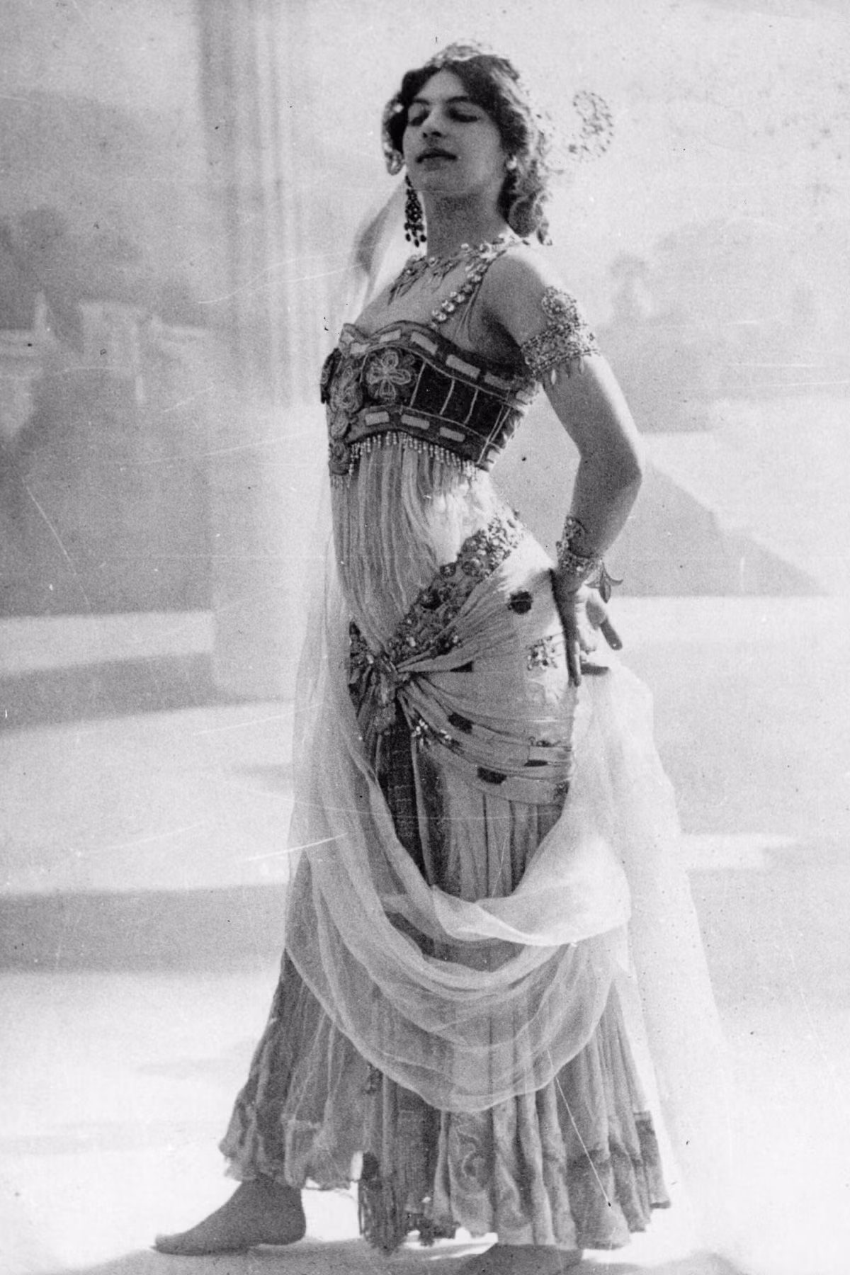 Mata Hari tận dụng nhan sắc và vóc dáng xinh đẹp của mình để trình diễn những điệu nhảy mới mẻ trong trang phục nửa kín nửa hở làm cánh mày râu không thể rời mắt.