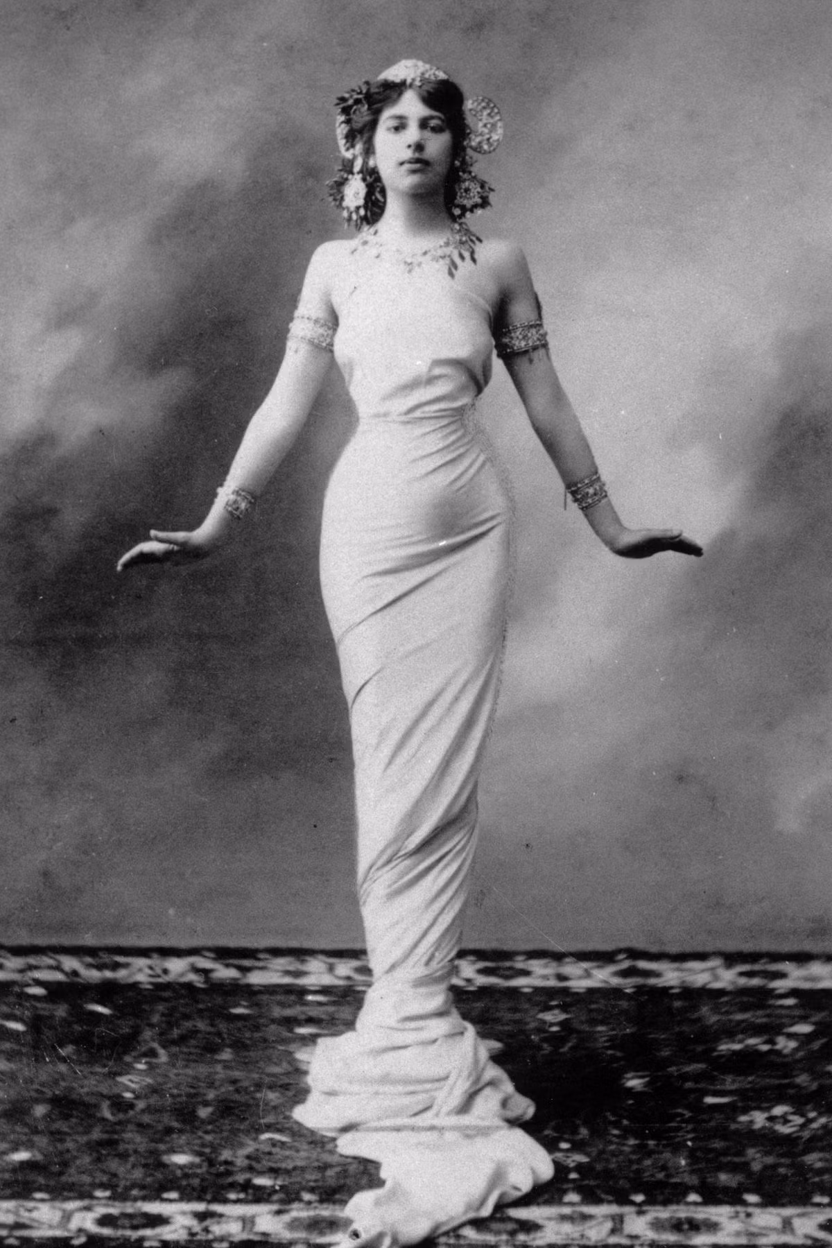 Vì vậy, năm 1902, Margaretha ly hôn và chuyển đến Paris, Pháp sinh sống. Tại đây, bà có sự "lột xác" ngoạn mục khi trở thành vũ nữ múa bụng xinh đẹp, quyến rũ với nghệ danh Mata Hari.