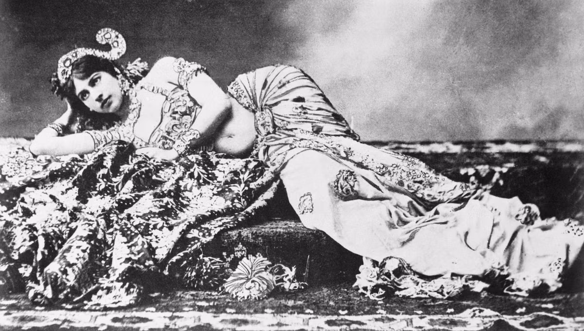 Trên đường đến Bỉ, Mata Hari bị cảnh sát Anh bắt giữ và bị lộ thân phận điệp viên của Đức. Anh thả Mata Hari và báo cho Pháp biết sự việc. Do đó, ngay khi Mata Hari về Pháp tháng 2/1917 thì bị giới chức Paris bắt giữ vì tội hoạt động gián điệp hai mang.