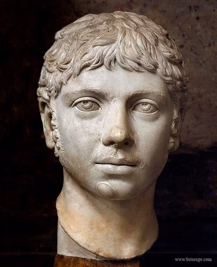 Trước khi trở thành hoàng đế, Elagabalus từng giữ chức tư tế ở Syria . Do đó, ngay cả khi lên ngôi vua, Elagabalus nhiều lần đích thân thực hiện các nghi lễ và nhảy múa tế thần trước quần thần.