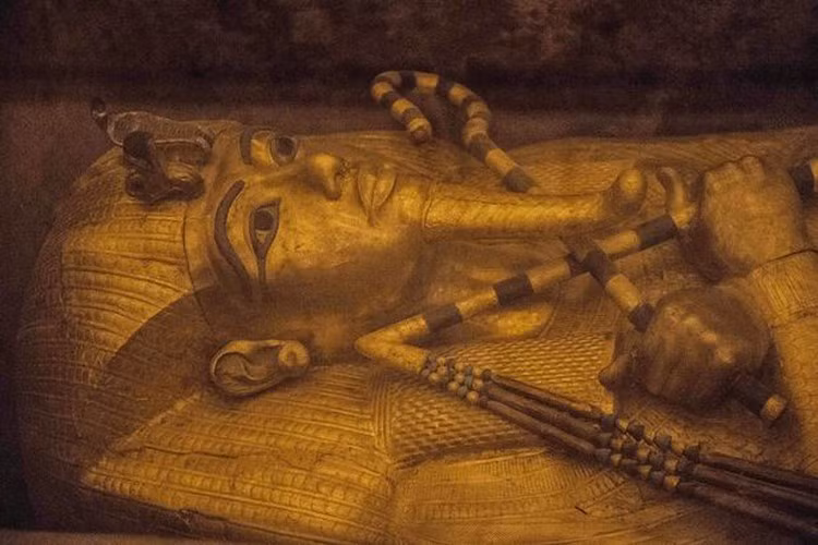 Thế nhưng, một nghiên cứu của các chuyên gia chỉ ra những tổn thương ở chân của Tutankhamun xuất hiện sau khi ông chết.