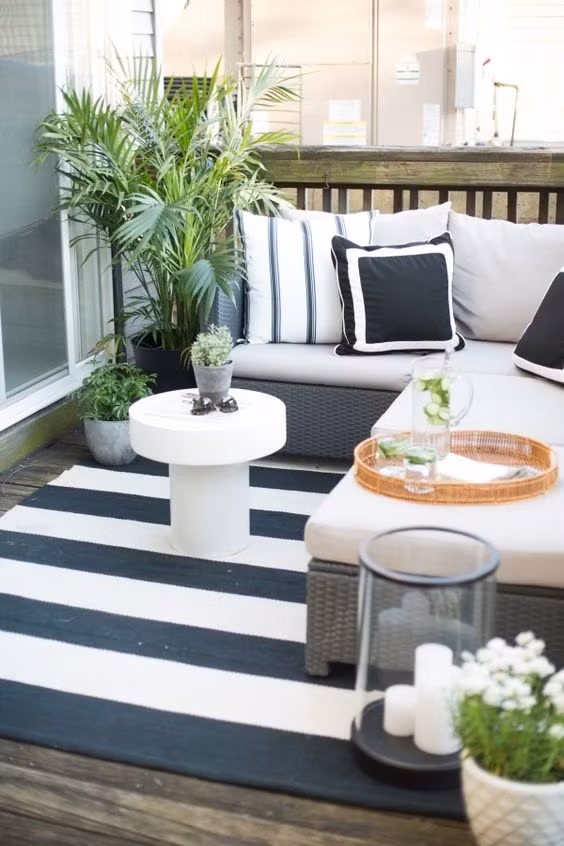 Thay vì phòng khách, bộ ghế sofa này đã được bố trí ngoài ban công.