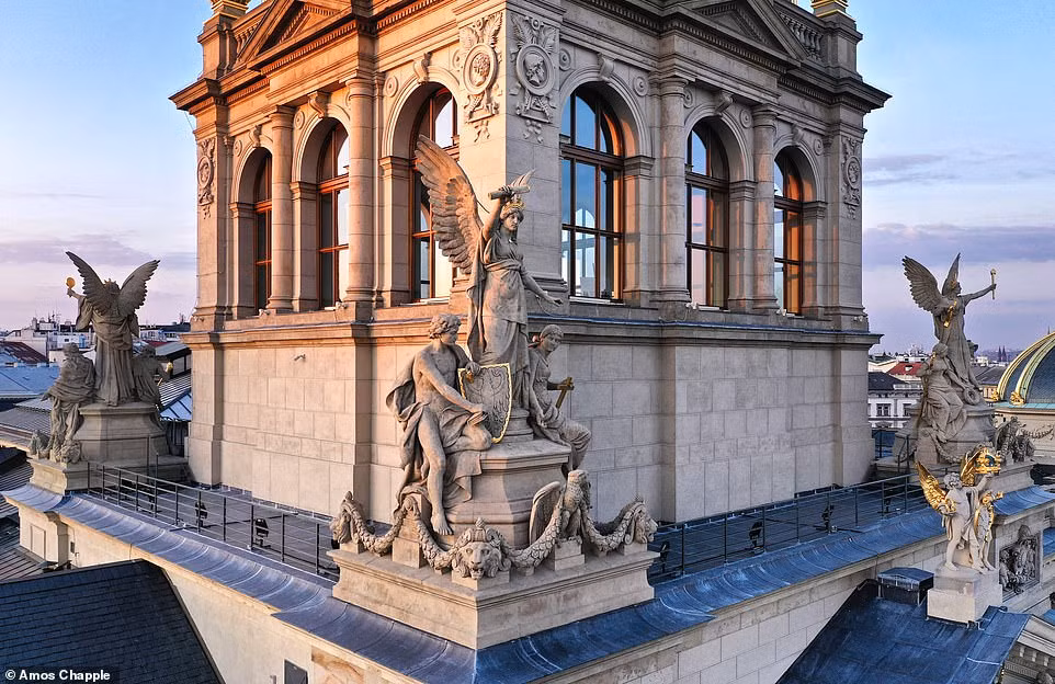 4 bức tượng trên tòa nhà Bảo tàng Quốc gia do nhà điêu khắc Bohuslav Schnirch thực hiện đại diện cho 4 yếu tố: đất, nước, lửa và không khí.