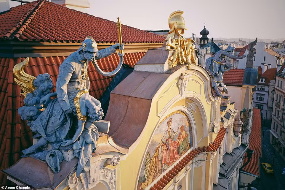 Tên nóc tòa nhà của công ty bảo hiểm Prague tại quảng trường Old Town là bức tượng tạc hình ảnh người lính cứu hỏa cứu một phụ nữ khỏi đám cháy.