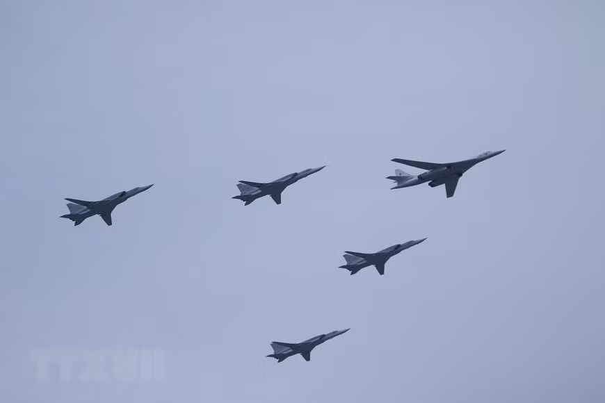 Biên đội kết hợp máy bay ném bom chiến lược T-160 và máy bay Su-24 của không quân Nga. Ảnh: TTXVN.