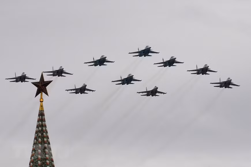 Dàn tiêm kích MiG-29 tung cánh trên bầu trời thủ đô Moskva. Ảnh: TTXVN.