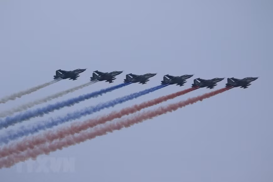 Biên đội máy bay chiến đấu Su-25 xuất hiện cùng dải khói 3 màu trắng - xanh - đỏ, tượng trưng cho quốc kỳ Liên bang Nga. Ảnh: TTXVN.