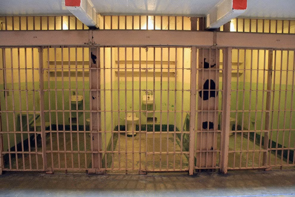 Trước khi trở thành nhà tù, Alcatraz là một pháo đài quân sự và đóng vai trò của một ngọn hải đăng.