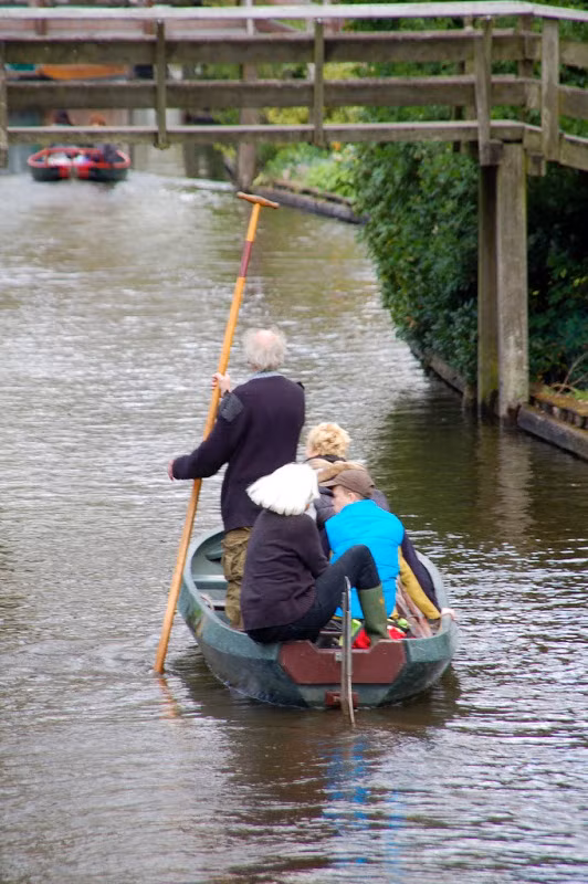 Do không có con đường nào nên người dân sống tại làng Giethoorn di chuyển bằng thuyền bè.