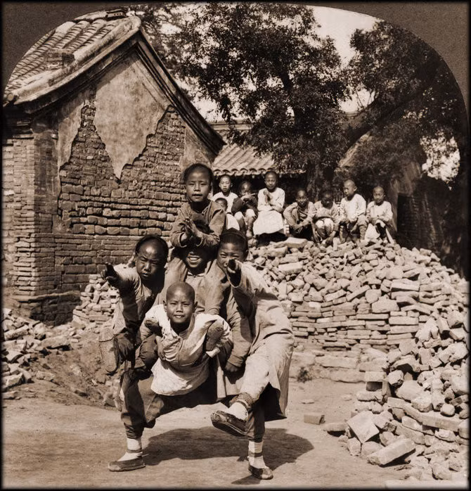 Một nhóm trẻ em chơi đùa với nhau. Ảnh chụp năm 1902.